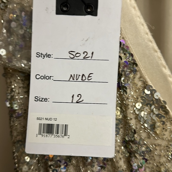 NWT -MAC DUGGAL - GEOMETRIC EMBELLISHED EVENING GOWN - 6378/6.120 SIZE 12 - Picture 5 of 5